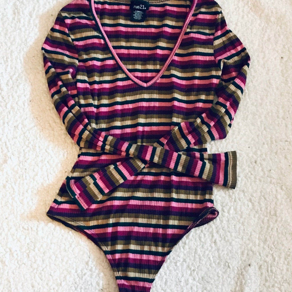 Stripped v neck bodysuit
